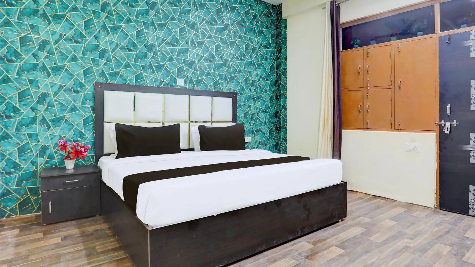 Hotel O Apna Dx Delhi