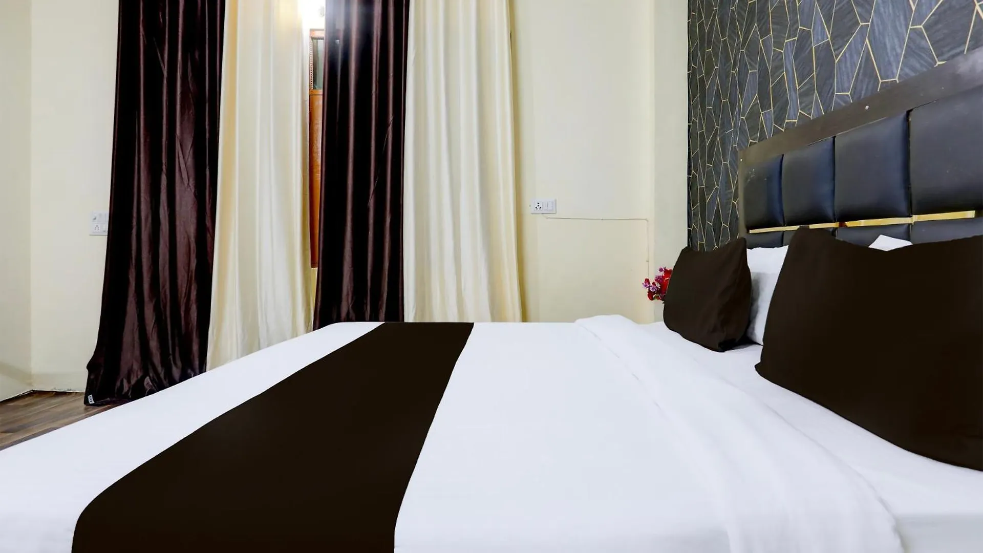 Hotel O Apna Dx Delhi